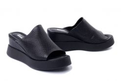 ARTIKER RELAKS 54C0311 czarny, klapki damskie. Czarne klapki damskie Artiker Relaks, bez wzorów, ze skóry, bez obcasa, na koturnie, bez zapięcia. Za 181.93 zł.