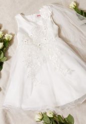 Biała Sukienka Balowa z Wiązaniem w Talii i Dekoracyjną Różą z Tiulem Alymena. Białe sukienki dziewczęce Born2be, z aplikacjami, z tiulu, bez ramiączek, rozkloszowane. Za 34.99 zł.