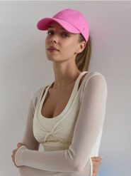 Czapka z daszkiem - intensywny róż. Czerwone czapki z daszkiem damskie Reserved, bez wzorów. Za 59.99 zł.