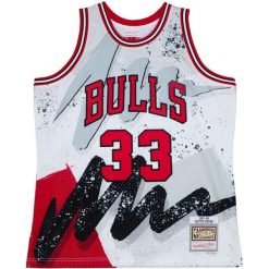 Koszulka Chicago Bulls Swingman Hyper Hoops 1997/98. Białe koszulki damskie Mitchell & Ness, bez wzorów, bez kołnierzyka, bez ramiączek. Za 616.50 zł.