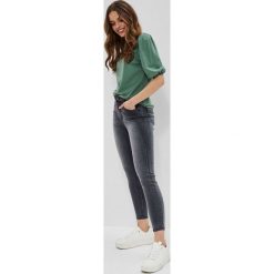 Jeansy high waist z przetarciami na udach grafitowe. Szare jeansy damskie MOODO, bez wzorów, z bawełny, z podwyższonym stanem. W wyprzedaży za 41.99 zł.