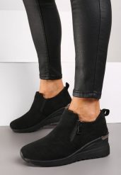 Czarne Sneakersy na Koturnie Ozdobione Suwakiem i Dailee. Czarne obuwie sportowe damskie Born2be, z jeansu, bez zapięcia. Za 109.99 zł.