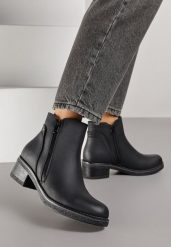 Czarne Botki do Kostki Zdobione Suwakiem przy Cholewce Ilosela. Czarne botki damskie Born2be, z jeansu, eleganckie, bez obcasa, na płaskiej podeszwie, bez zapięcia. Za 129.99 zł.