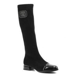 Czarne Kozaki Do Kolan Artiker Eleganckie Obuwie Damskie. Czarne kozaki damskie Artiker, z lakierowanej skóry, bez obcasa, na obcasie, bez zapięcia. Za 299.00 zł.