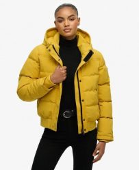 Superdry Kurtka Bomber Everest slim wodoodporna z recyklingu. Żółte kurtki damskie Superdry, bez wzorów, prążkowane, z kapturem. Za 602.35 zł.