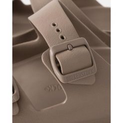 Sandały Birkenstock Arizona Eva Damskie. Brązowe sandały damskie Birkenstock, bez wzorów, z materiału, bez obcasa, bez zapięcia. Za 326.10 zł.