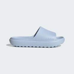 Klapki Adilette Lumia. Niebieskie klapki damskie Adidas, bez wzorów, z materiału, bez obcasa, bez zapięcia. Za 129.00 zł.