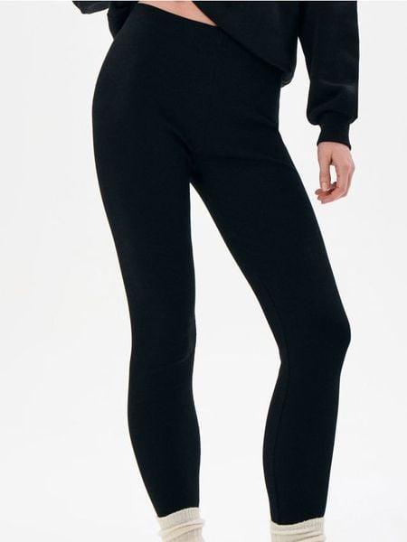 Prążkowane legginsy z gumką w pasie - czarny. Czarne legginsy damskie Sinsay, l, bez wzorów, prążkowane. Za 29.99 zł.