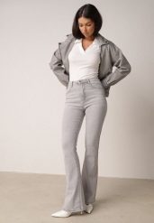 Szare Bawełniane Jeansy Dzwony z Wysokim Stanem Bwynvienne. Szare jeansy damskie Born2be, z podwyższonym stanem. Za 119.99 zł.