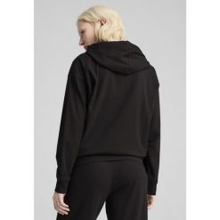 Damska wygodna prążkowana bluza z kapturem ESS ELEVATED PUMA Black. Czarne bluzy damskie Puma, l, bez wzorów, prążkowane, z kapturem. W wyprzedaży za 114.00 zł.