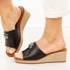 Czarne klapki damskie na koturnie Sergio Leone Kl325. Czarne klapki damskie Sergio Leone, z aplikacjami, z jeansu, bez obcasa, na koturnie, bez zapięcia. Za 179.00 zł.