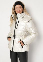 Biała Pikowana Kurtka Zimowa z Paskiem z Klamerką w Stylu Retro Alorisse. Białe kurtki damskie Born2be, na zimę, l, bez wzorów, z jeansu, bez kaptura. Za 249.99 zł.