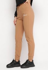 Beżowe Dresowe Spodnie z Gumką w Pasie Ozobione Haftem Bergona. Brązowe spodnie dresowe damskie Born2be, l, bez wzorów, z dresówki. Za 39.99 zł.