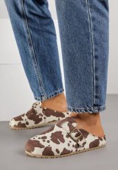 Brązowe Klapki Typu Mule w Krowie Łaty z Imitacji Zamszu z Paskiem z Klamerką Anevitta. Brązowe klapki damskie Born2be, bez wzorów, bez obcasa, na płaskiej podeszwie, bez zapięcia. Za 79.99 zł.