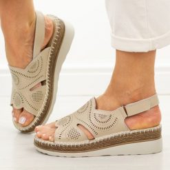 Beżowe skórzane sandały damskie na koturnie S.Barski 5916. Brązowe sandały damskie S.BARSKI, bez wzorów, z jeansu, bez obcasa, na koturnie, bez zapięcia. Za 249.00 zł.