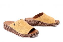 MANITU 900185-06 gelb, klapki damskie. Żółte klapki damskie Manitu, bez wzorów, ze skóry, bez obcasa, bez zapięcia. Za 269.90 zł.