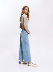 Jeansy wide leg z krótszą nogawką - niebieski. Niebieskie jeansy damskie Reserved. Za 129.99 zł.