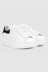 ALEXANDER MCQUEEN Białe sneakersy damskie z czarnym napiętkiem. Białe obuwie sportowe damskie alexander mcqueen, ze skóry, bez zapięcia. W wyprzedaży za 2,169.99 zł.