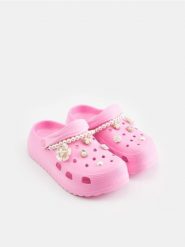 Klapki - różowy. Czerwone klapki damskie Sinsay, bez wzorów, z okrągłym noskiem, bez obcasa, bez zapięcia. Za 49.99 zł.