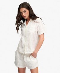 Superdry Koszula Heritage Broderie Krótki Rękaw – 100% Bawełna Organiczna. Białe koszule damskie Superdry, na lato, z aplikacjami, z bawełny, klasyczne, bez kołnierzyka, bez ramiączek. Za 236.60 zł.