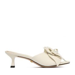 Klapki GINO ROSSI. Białe klapki damskie Gino Rossi, bez wzorów, bez obcasa, bez zapięcia. Za 379.99 zł.