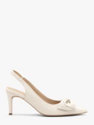 Kremowe czółenka damskie bez pięty slingback z kokardą OFELIA. Białe czółenka damskie Ryłko, bez wzorów, z materiału, ze szpiczastym noskiem, bez obcasa, na obcasie. Za 379.99 zł.