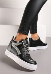 Czarne Sneakersy na Ukrytym Koturnie Ozdobione Cyrkoniami Maatisa. Czarne obuwie sportowe damskie Born2be, bez zapięcia. Za 89.99 zł.