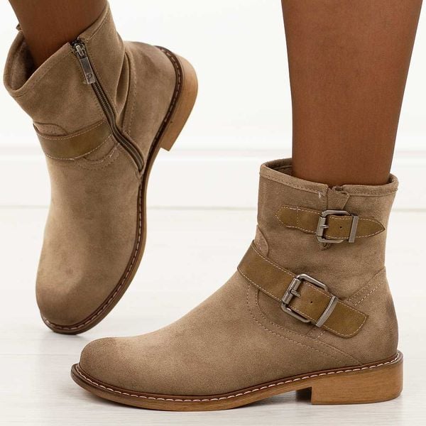 Beżowe zamszowe botki damskie Potocki 12739. Brązowe botki damskie POTOCKI, na jesień, z jeansu, eleganckie, z okrągłym noskiem, bez obcasa, na płaskiej podeszwie, bez zapięcia. W wyprzedaży za 196.94 zł.