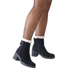 Czarne botki na słupku ozdobione futerkiem eko-zamsz Amtula. Czarne botki damskie na jesień, z tworzywa sztucznego, eleganckie, bez obcasa, na słupku, bez zapięcia. Za 89.95 zł.