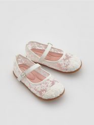 Baleriny barefoot - biały. Białe baleriny dziewczęce Reserved, bez wzorów, bez obcasa, bez zapięcia. Za 59.99 zł.