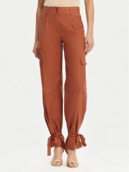 Marciano Guess Spodnie materiałowe 5GGB20 7315A Miedziany Regular Fit. Brązowe spodnie materiałowe damskie Marciano Guess, z aplikacjami, z bawełny. Za 389.99 zł.