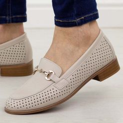 Beżowe skórzane ażurowe mokasyny damskie S.Barski 51-588. Brązowe mokasyny damskie S.BARSKI, na lato, z jeansu, z okrągłym noskiem, bez obcasa. Za 229.00 zł.