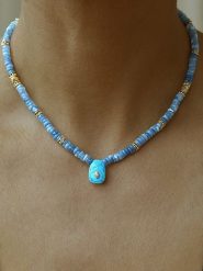 Taboo Pozłacany naszyjnik z kamieniami szlachetnymi - dł. 40 cm rozmiar: onesize. Niebieskie naszyjniki damskie Taboo, z opalem, pozłacane. Za 260.99 zł.