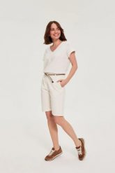 Bawełniane szorty białe. Białe szorty damskie MOODO, bez wzorów, z bawełny. Za 109.99 zł.