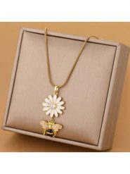 Atelier MIU Pozłacany naszyjnik z zawieszką i cyrkoniami - dł. 48 cm rozmiar: onesize. Żółte naszyjniki damskie atelier MIU, z cyrkonią, pozłacane. Za 39.99 zł.