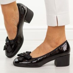 Czarne skórzane półbuty damskie Cambell 98333. Czarne półbuty damskie Cambell, na lato, bez wzorów, z jeansu, bez obcasa, na obcasie, bez zapięcia. Za 229.00 zł.