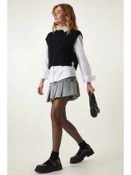 Happiness Istanbul Bezrękawnik w kolorze czarnym rozmiar: S/M. Czarne swetry klasyczne damskie Happiness Istanbul, m, ze splotem, bez kołnierzyka. Za 65.45 zł.