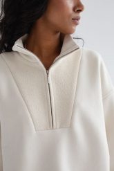 Bluza damska z zamkiem na dekolcie w kolorze LIGHT BEIGE- CLERMONT-UNI. Brązowe golfy damskie Marsala, bez wzorów, z bawełny, bez ramiączek. Za 319.90 zł.