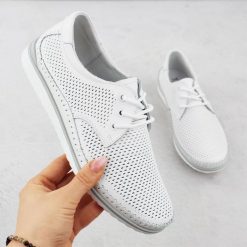 Skórzane półbuty damskie perforowane komfortowe białe T.Sokolski W26-01. Białe półbuty damskie T.Sokolski, bez wzorów, ze skóry, bez obcasa, bez zapięcia. Za 179.99 zł.