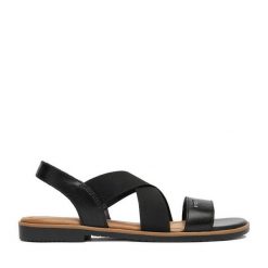 Sandały Lasocki. Czarne sandały damskie Lasocki, bez wzorów, bez obcasa, na płaskiej podeszwie, bez zapięcia. Za 139.99 zł.