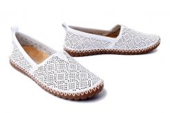 RIEKER M2851-80 white, półbuty damskie. Białe półbuty damskie Rieker, na lato, w ażurowe wzory, bez obcasa, bez zapięcia. Za 319.90 zł.
