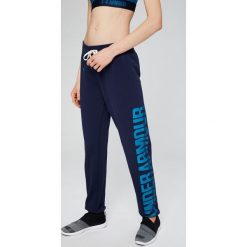 Under Armour - Spodnie. Szare spodnie dresowe damskie Under Armour, z bawełny. W wyprzedaży za 119.90 zł.