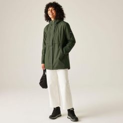 Kurtka damska przejściowa ocieplana przeciwdeszczowa Brielly. Zielone kurtki damskie Regatta, bez wzorów, bez kaptura. Za 179.99 zł.