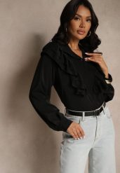 Czarna Koszula Ozdobiona Falbaną Kornella. Czarne koszule damskie Renee, bez wzorów, z jeansu, eleganckie, bez kołnierzyka, bez ramiączek. Za 69.99 zł.