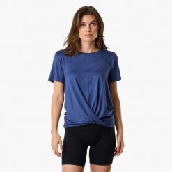 Koszulka treningowa damska Swedemount Core Wrap Soft Tee szybkoschnąca. Niebieskie bluzki damskie SWEDEMOUNT, bez wzorów, sportowe, bez kołnierzyka, bez ramiączek. W wyprzedaży za 57.00 zł.