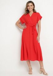 Czerwona Sukienka o Rozkloszowanym Kroju z Wiązanym Paskiem Sepelina. Czerwone sukienki damskie Born2be, bez wzorów, eleganckie, bez ramiączek. Za 89.99 zł.