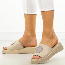 Beżowe skórzane klapki damskie na koturnie Filippo Dk6987/25. Brązowe klapki damskie Filippo, z aplikacjami, z jeansu, z okrągłym noskiem, bez obcasa, na koturnie, bez zapięcia. W wyprzedaży za 179.10 zł.