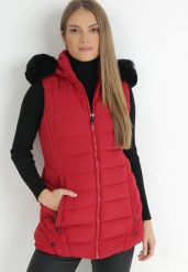 Czerwona Kamizelka Pikowana z Kapturem z Futerkiem Alelia. Czerwone kamizelki damskie Born2be, l, bez wzorów, z futra, z kapturem. Za 199.99 zł.