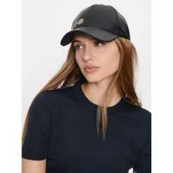 Czapka z daszkiem Guess. Czarne czapki z daszkiem damskie Guess, z aplikacjami. Za 149.99 zł.