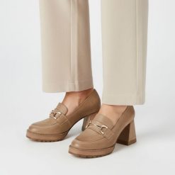 Półbuty damskie Armodo, cholewka ze skóry naturalnej stabilnym słupkowym obcasie z ozdobną klamrą i masywną podeszwą łączą elegancki styl z wygodą na. Brązowe półbuty damskie Armodo, z aplikacjami, z jeansu, bez obcasa, na obcasie, bez zapięcia. Za 469.00 zł.